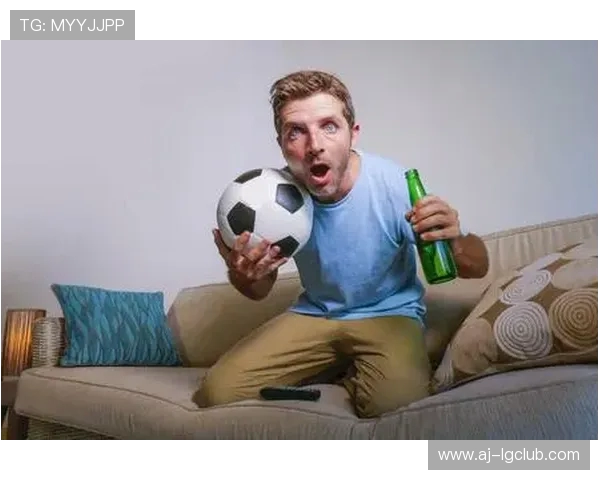 看足球坐沙发哭的小孩瞬间引发网友热议网友纷纷猜测背后故事